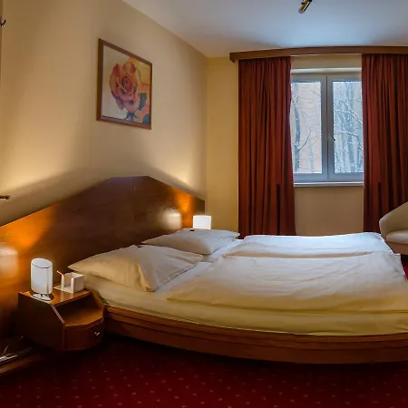 Hotel West 3*